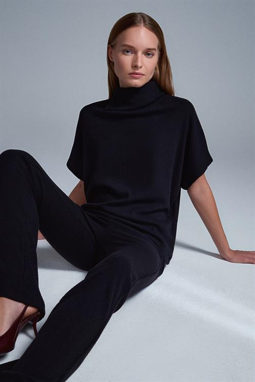 Wholesale Womens Black Asymmetrical Cut Turtleneck Sweater