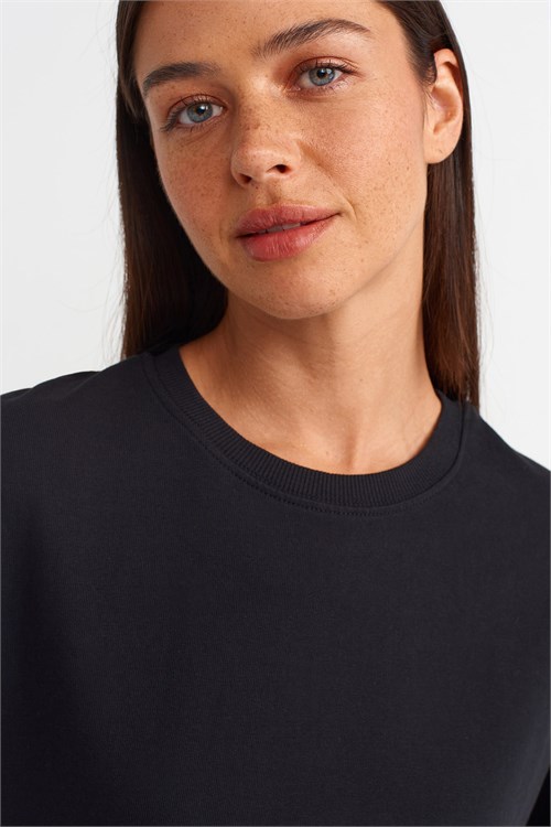 Wholesale Womens Black Crew-Neck Basic T-Shirt