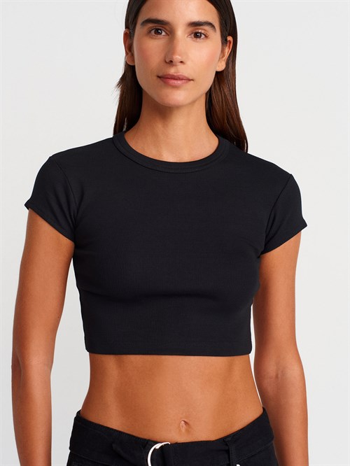 Wholesale Womens Black Crew-Neck Crop T-shirt