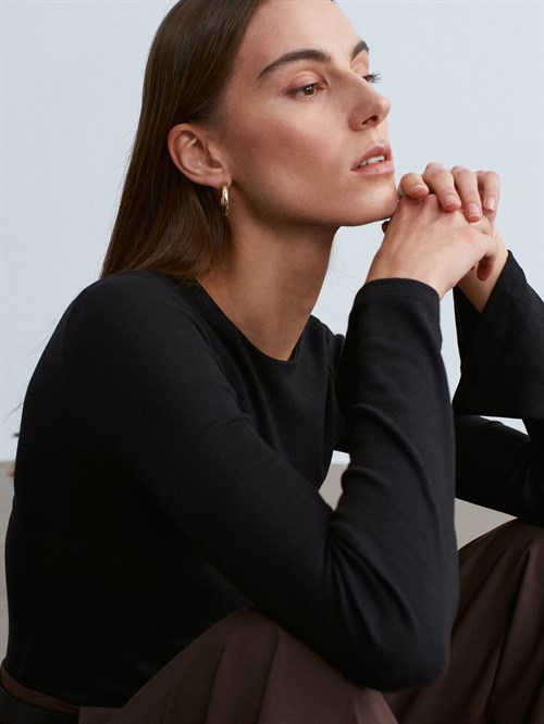 Wholesale Womens Black Crew-Neck Long-Sleeve Top