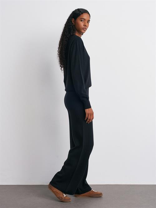 Wholesale Womens Black Crew-Neck Woolen Basic Knit Sweater