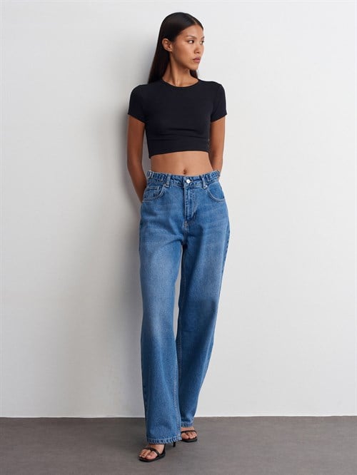 Wholesale Womens Black Crop T-Shirt