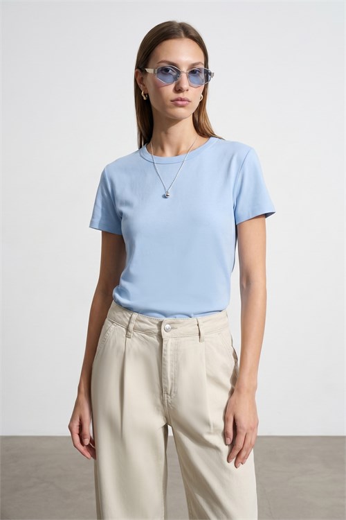 Wholesale Womens Light Blue Crew-Neck Basic T-Shirt