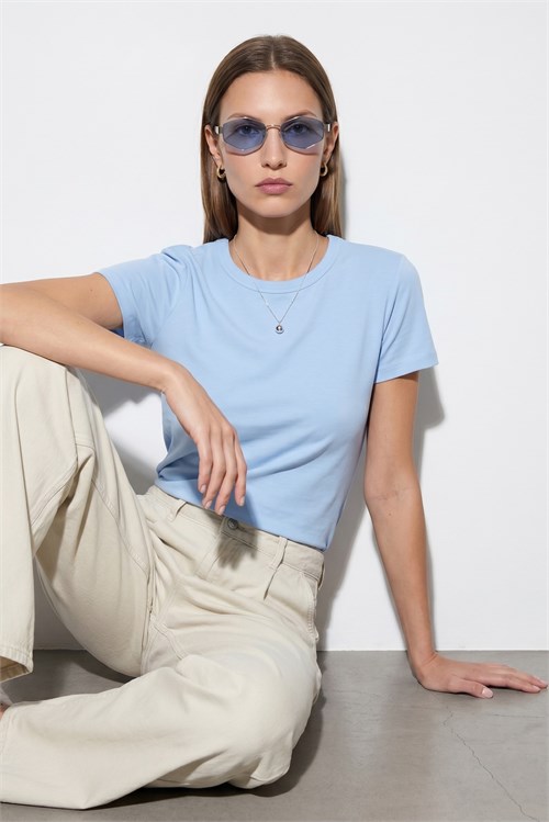 Wholesale Womens Light Blue Crew-Neck Basic T-Shirt