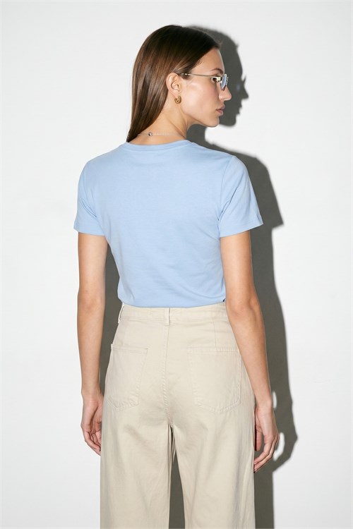 Wholesale Womens Light Blue Crew-Neck Basic T-Shirt
