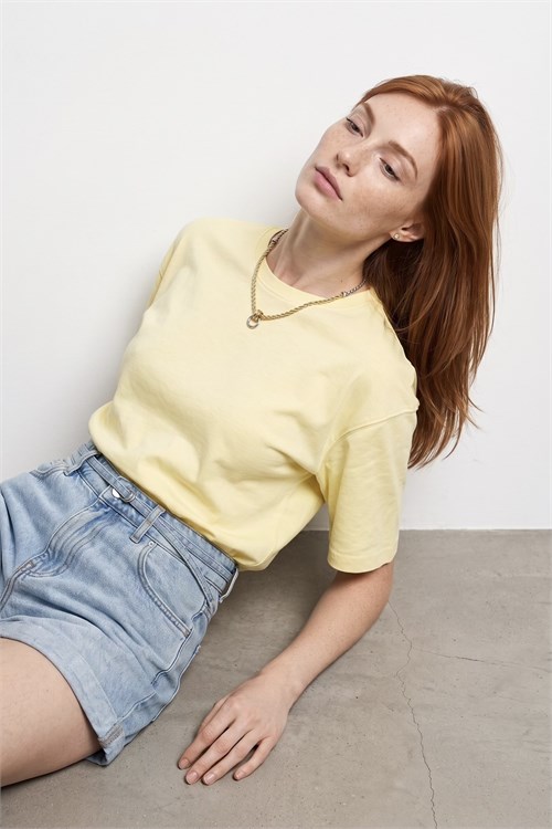 Wholesale Womens Light Yellow Crew-Neck Basic T-Shirt