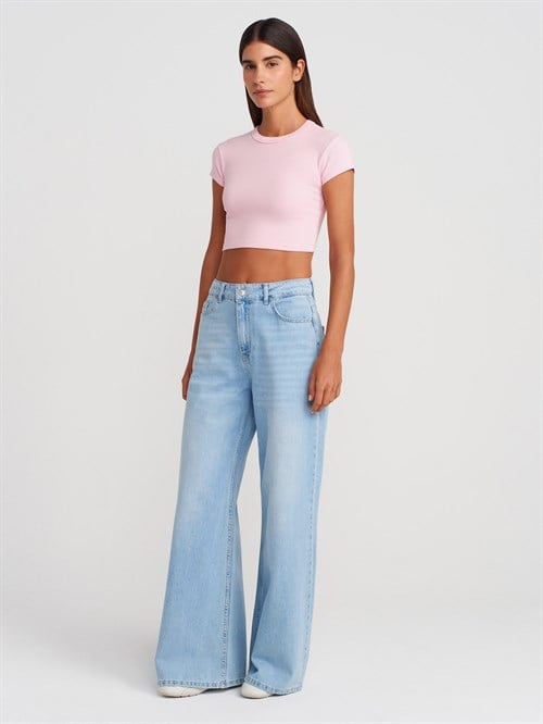 Wholesale Womens Powder Pink Crew-Neck Crop T-shirt