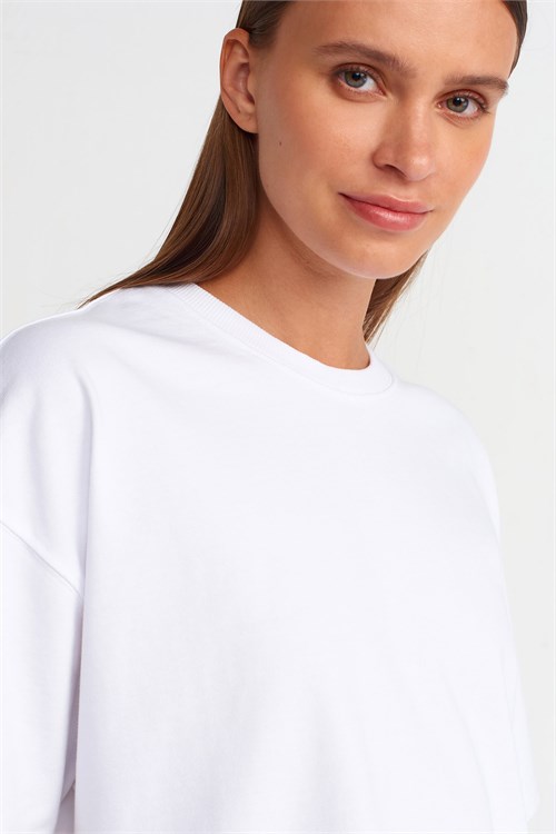 Wholesale Womens White Crew-Neck Basic T-Shirt