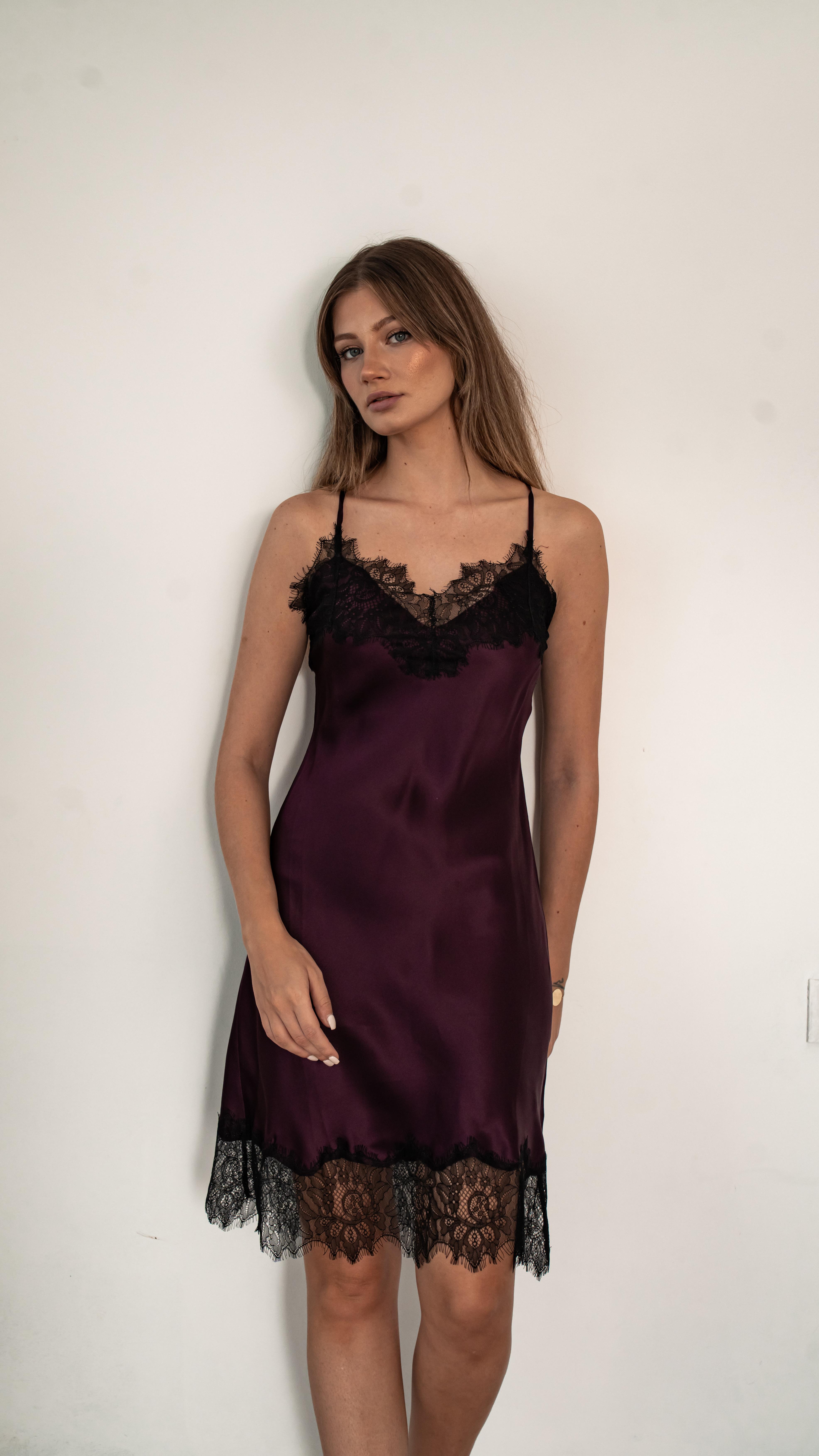Şarap Rengi Dantel Detaylı İpek Saten Slip Elbise 