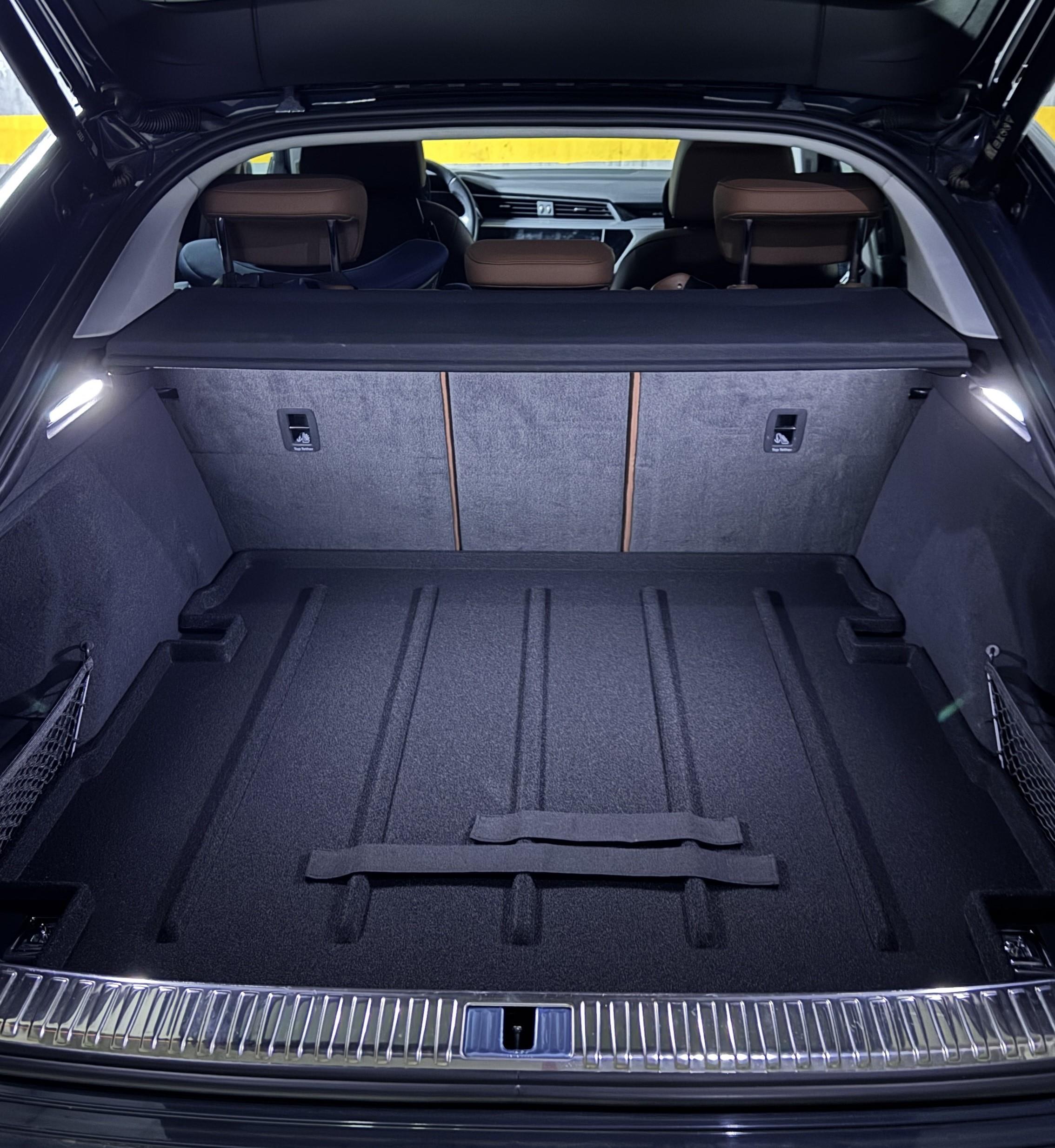 Audi Q8 E-Tron Halı Bagaj Havuzu