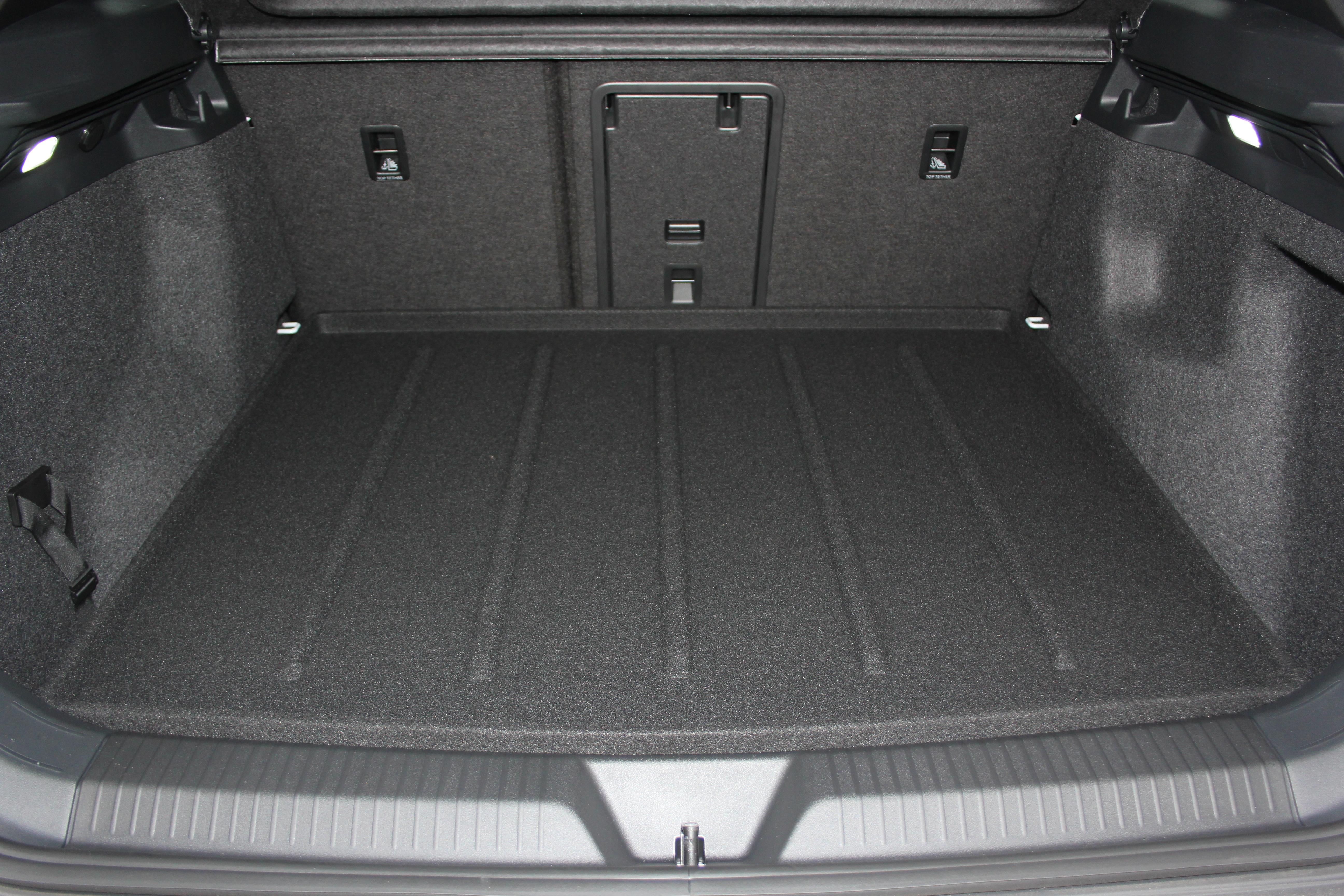 BMW 1 SERISI F70 2024 VE SONRASI HALI BAGAJ HAVUZU