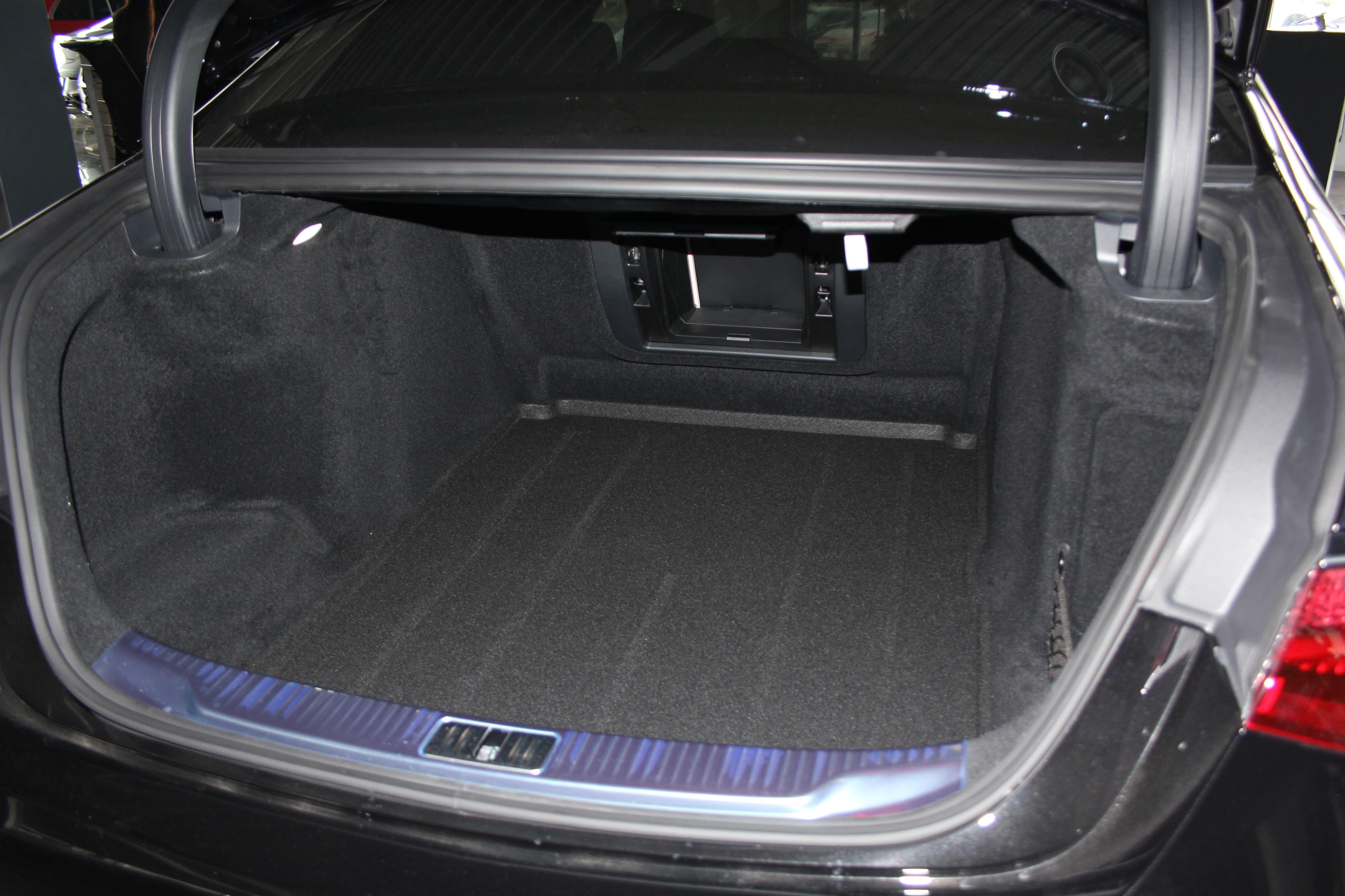 Mercedes S Serisi Halı Bagaj Havuzu