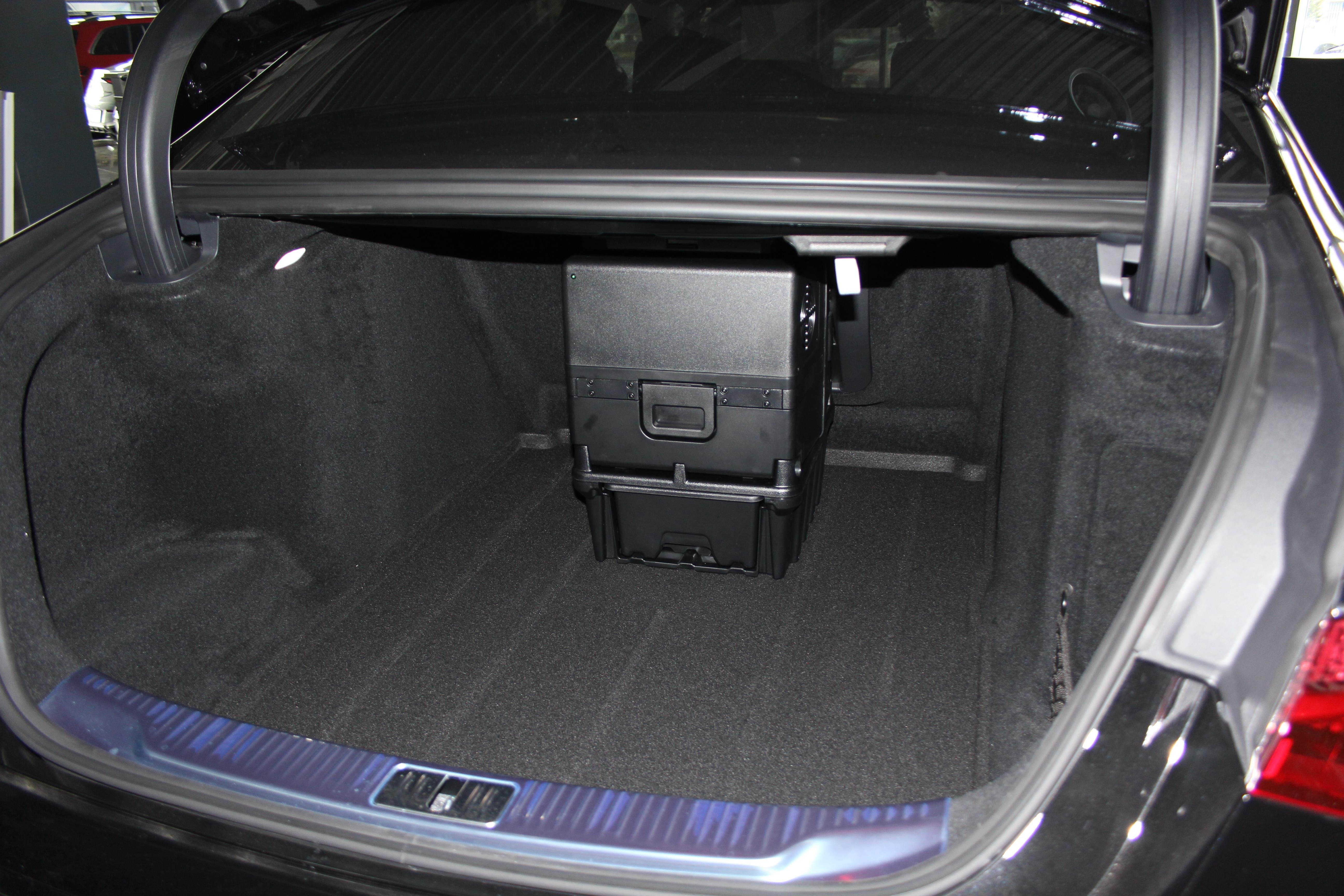 Mercedes S Serisi Halı Bagaj Havuzu