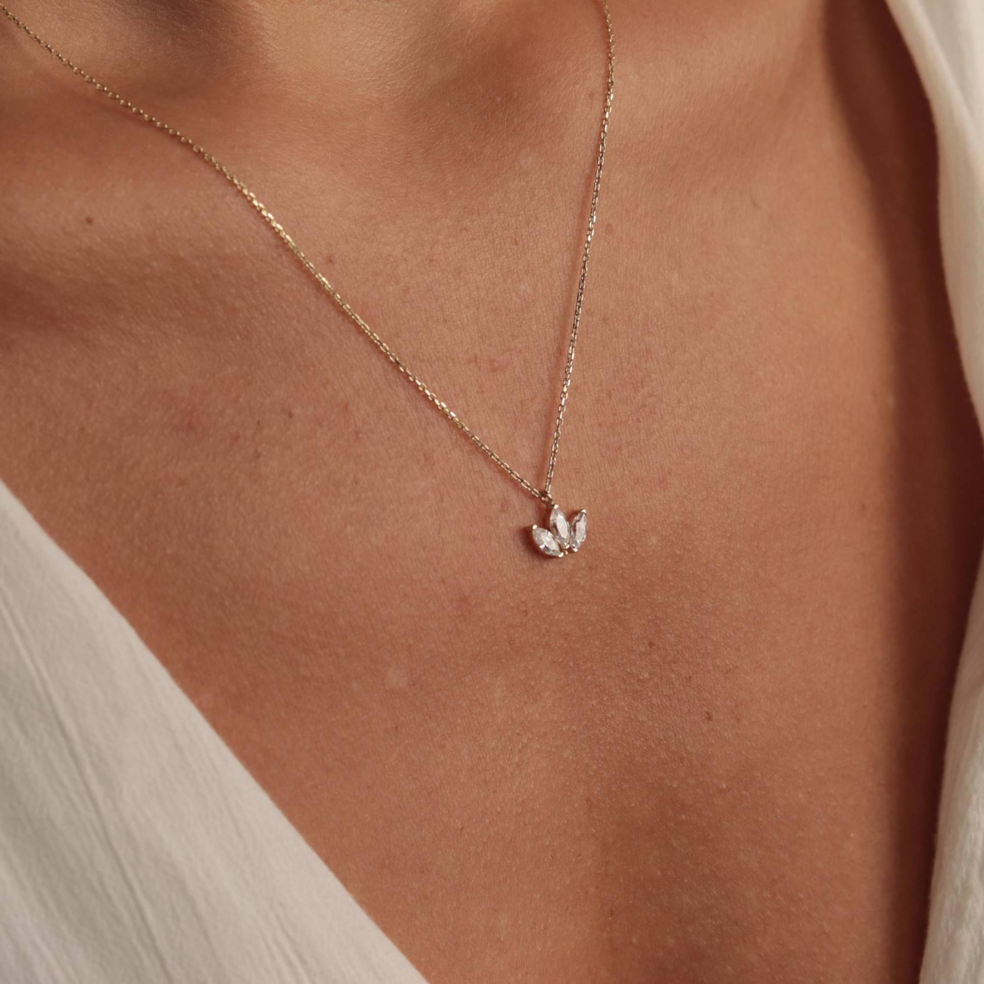 lotus-kolye-sari-altin-872ecf.jpg