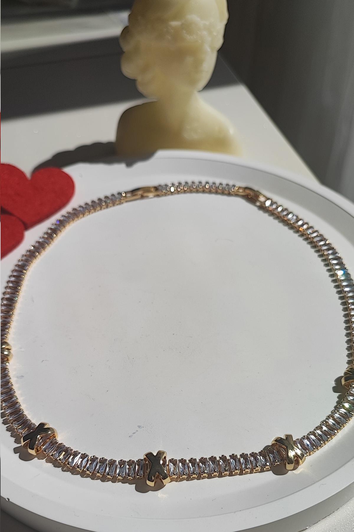 Tasarım Xoxo Model Kristal Baget Taşlı Özel Seri Gold Çelik Kolye (Uzatma Ucu da Baget Taşlıdır)