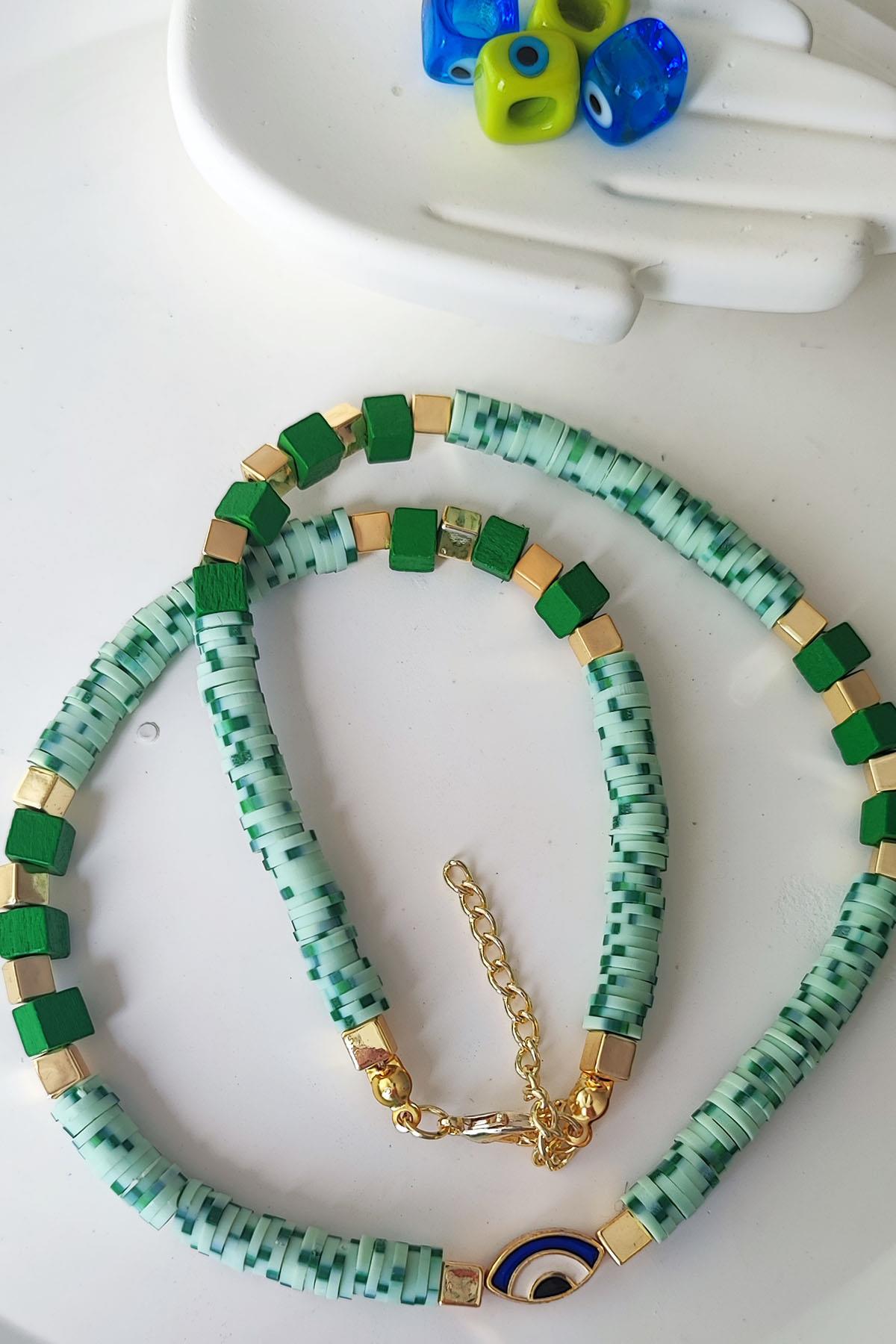 Yeşil Fimo ve Gold Küp Boncuklu Minik Göz Figürlü Kolye