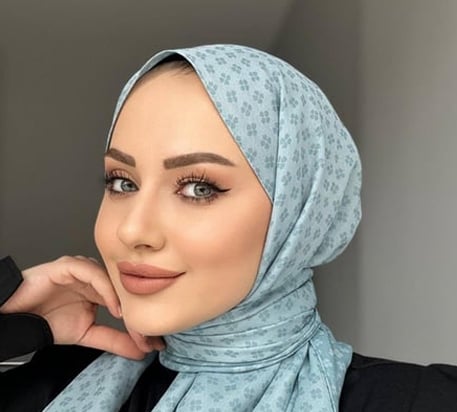 Çiçek Desenli Şal Modelleri ile Kombin Oluşturmanın Sırlarını Öğrenin