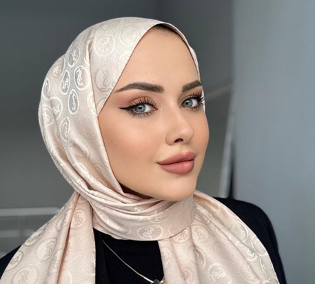 Lüks ve Şıklığı Bir Araya Getiren Jakar İpek Şal Modelleri Hangileri