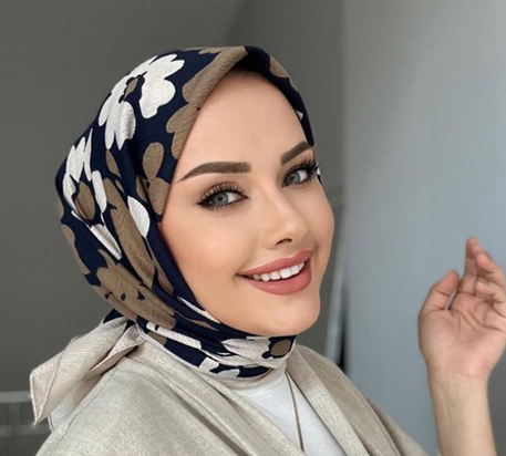 Şıklığı ve Renkleri Buluşturan Çiçek Desenli Eşarp Modelleri Hangileri