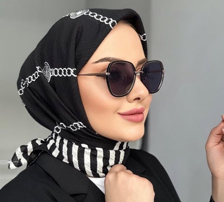 Yaratıcı Desenlerle Stilinizi Öne Çıkarabileceğiniz Desenli Eşarp Modelleri Hangileri