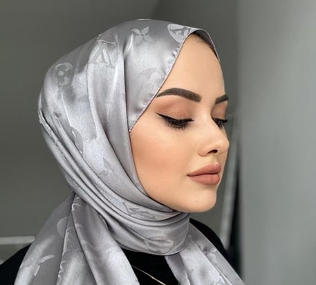 Zarafetin İpekle Buluştuğu LvJakar İpek Şal Modelleri Hangileri