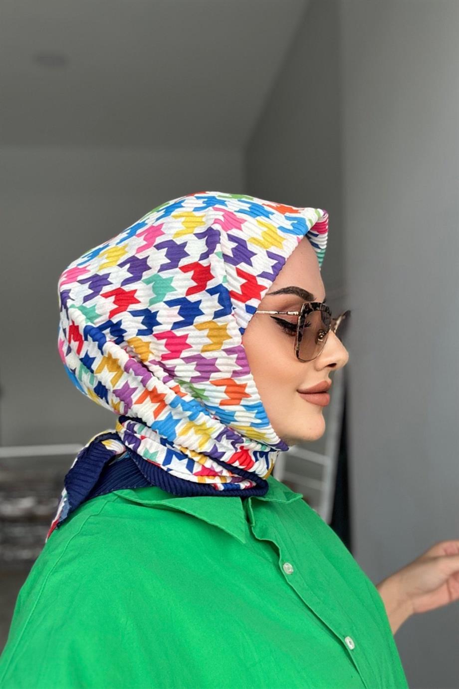 Patterned pleated scarf with navy blue edge