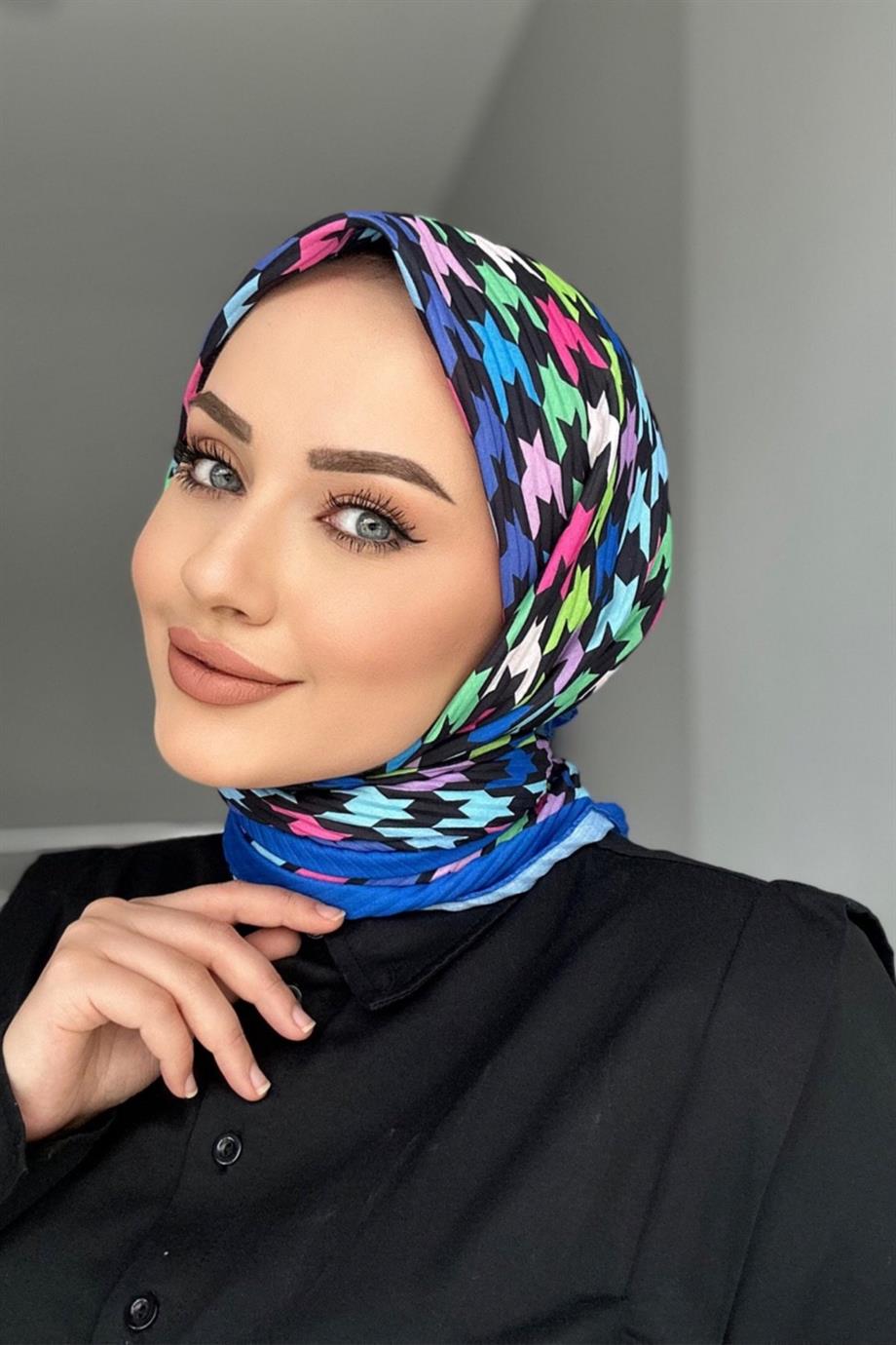 Patterned pleated scarf parliament