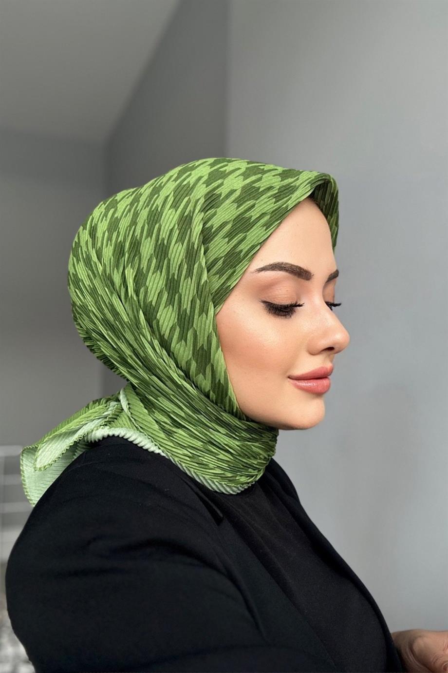 Patterned pleated scarf oil