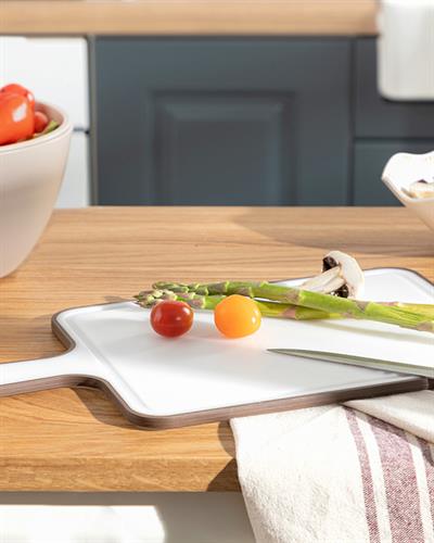 Basic Plastic With Handle Cutting Board 35 cm Brown