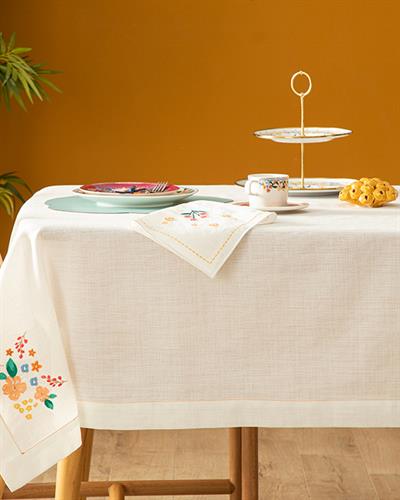 Flower Spree Покривка За Маса Бродирани, Полиестер, Бяло, 150 X 220 Cm