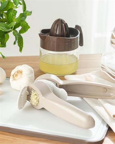 Lily Преса За Чесън Пластмасов, Тъмно Бежово, 16,5 Cm