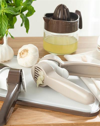 Lily Преса За Чесън Пластмасов, Тъмно Бежово, 16,5 Cm