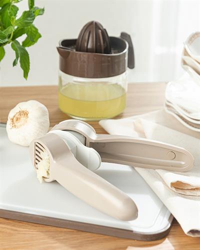 Lily Преса За Чесън Пластмасов, Тъмно Бежово, 16,5 Cm