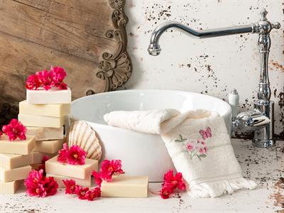 Sakura Garden ХАВЛИИ ЗА РЪЦЕ Бродирани 30x45 cm Cream.