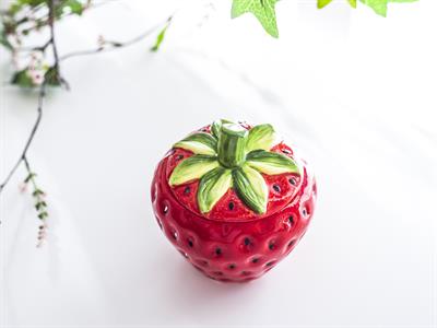 Strawberry КУТИЯ ЗА СЪХРАНЕНИЕ Керамичен . Red