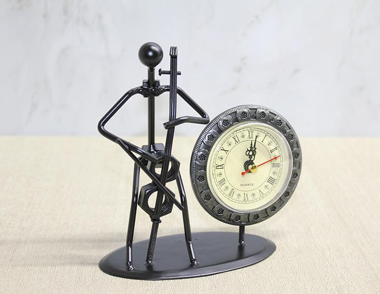 Metal Saatli Keman Çalan Müzisyen