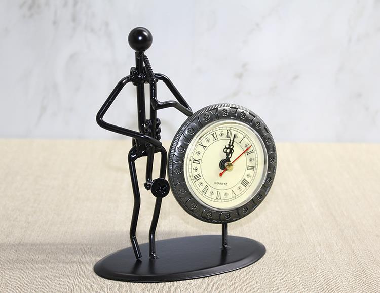 Metal Saatli Saksafon Çalan Müzisyen