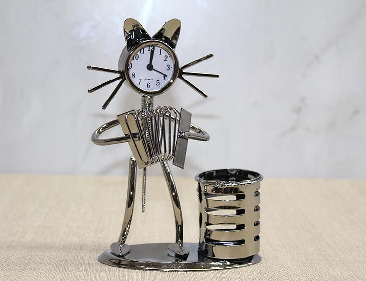 Metal Akordiyon Çalan Müzisyen Kedi Saat Ve Kalemlik
