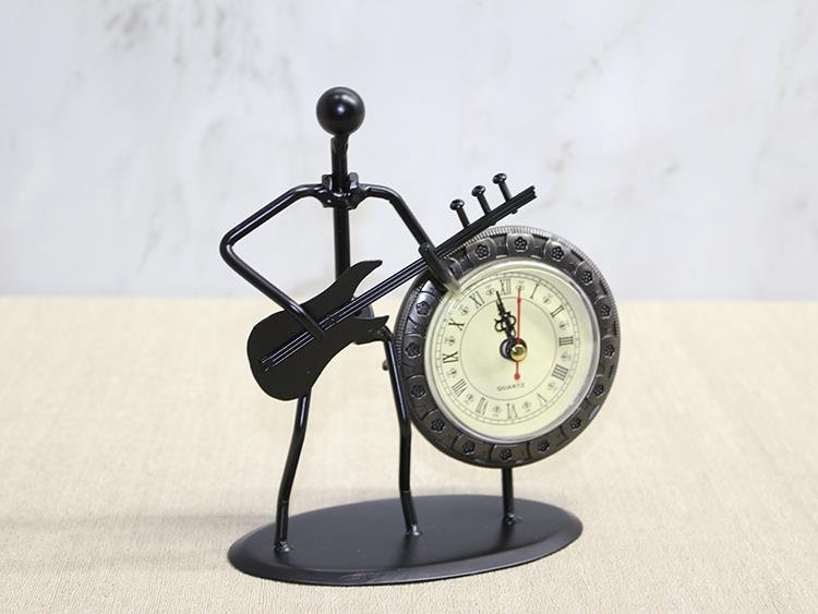 Metal Saatli Gitar Çalan Müzisyen