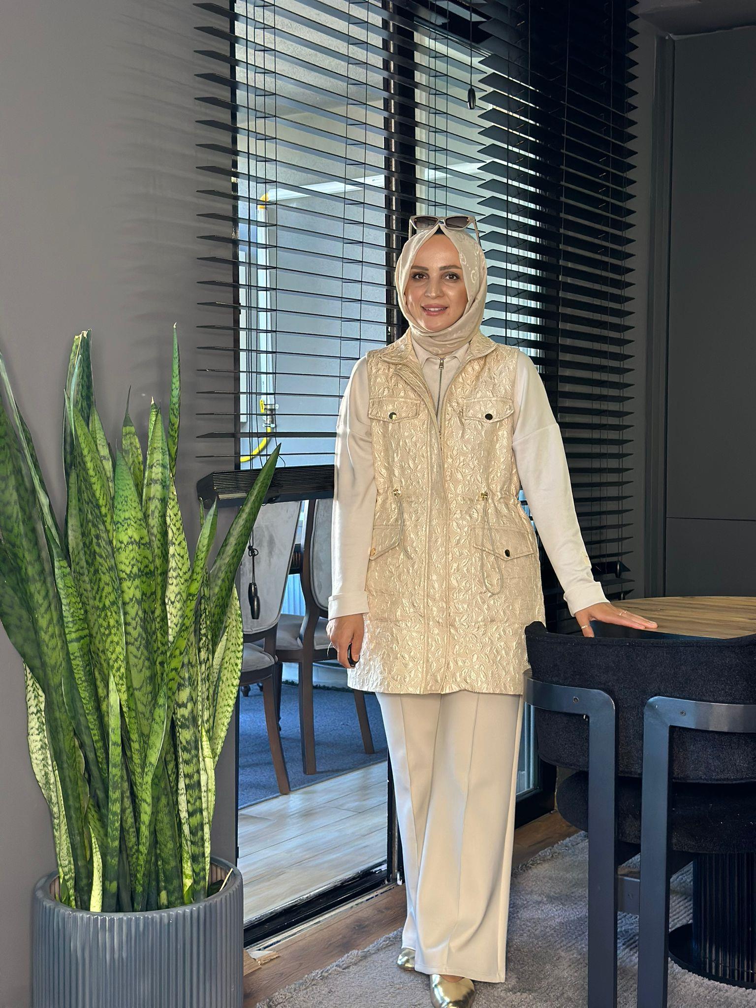 2798 KAPİTONE YELEK KREM 