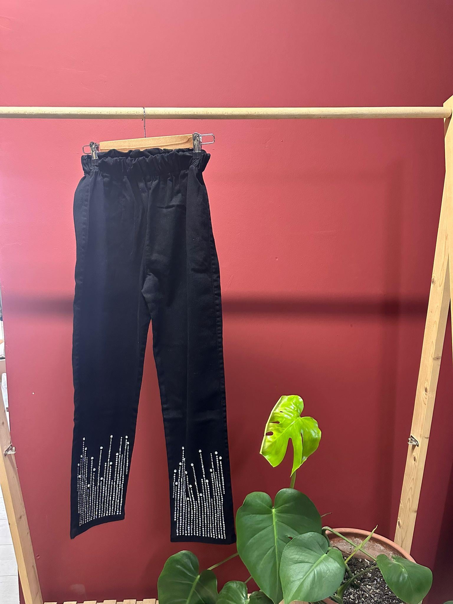 1008 TAŞ İŞLEMELİ JEAN SİYAH 