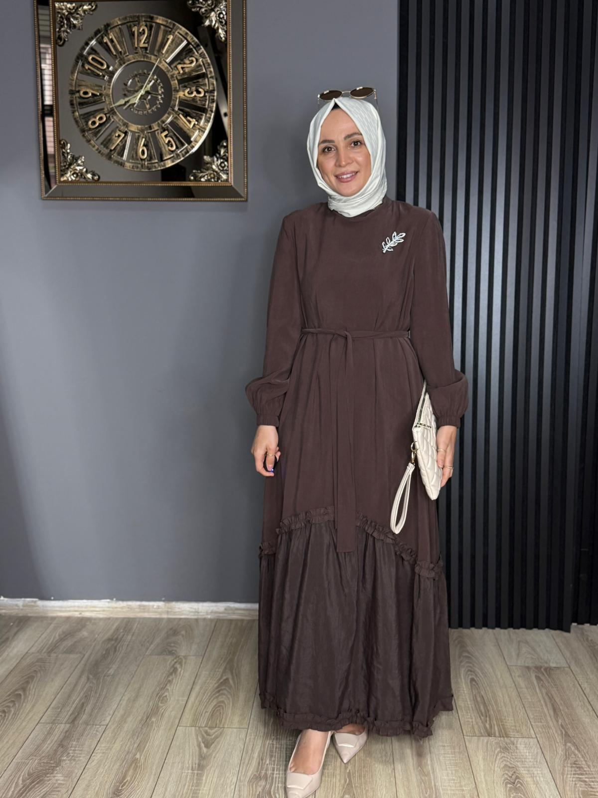 12675 BROŞ DETAY FIRFIRLI ELBİSE KAHVERENGİ