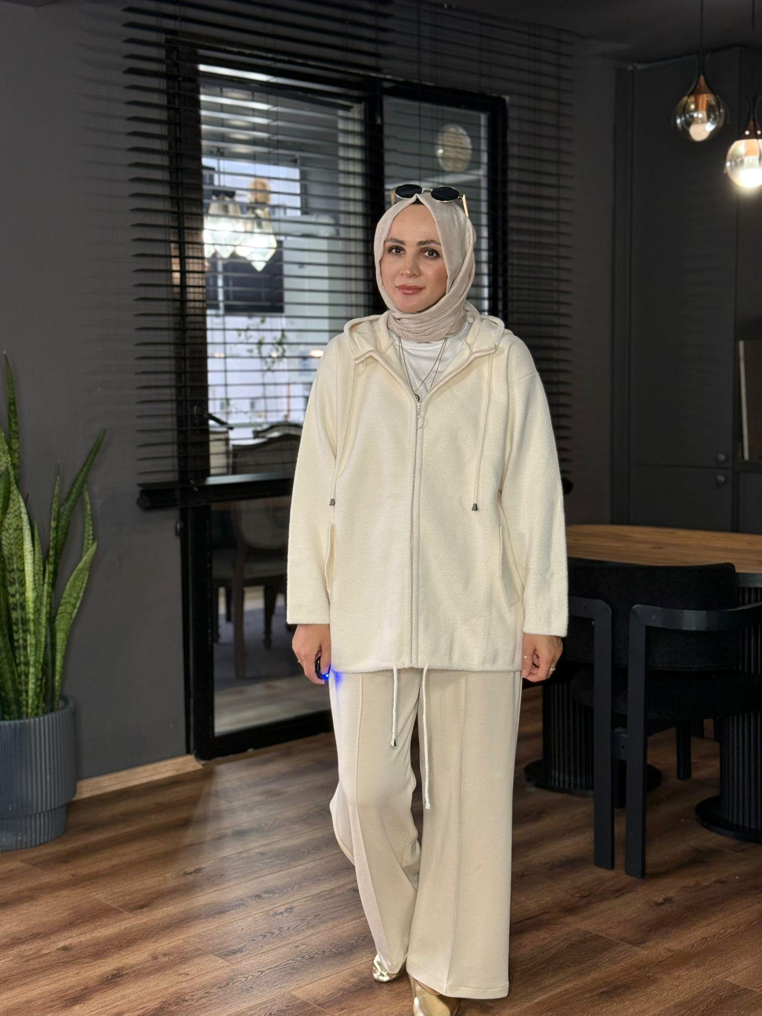 40942 İP DETAY PELUŞ HIRKA EKRU 