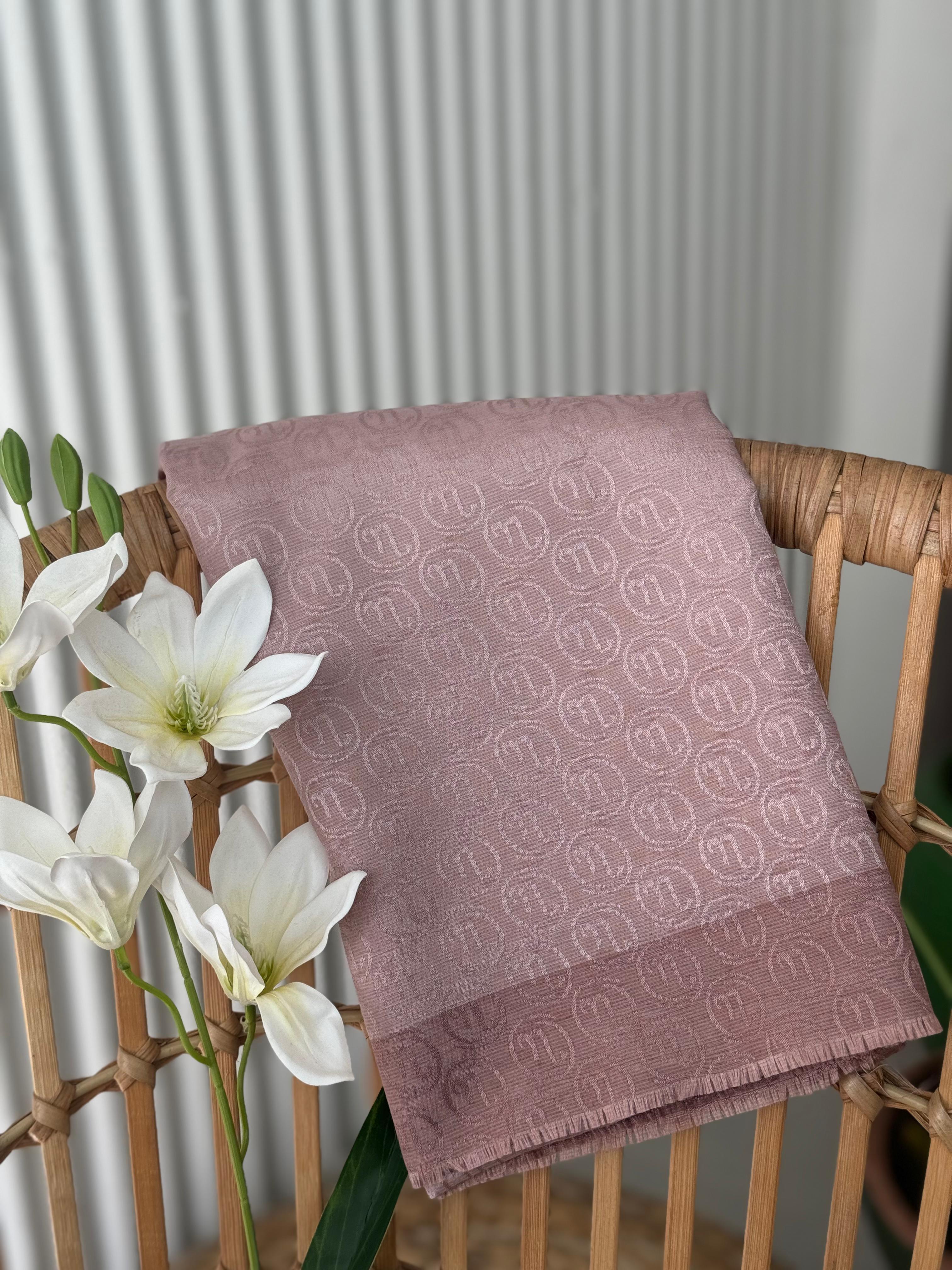 N DESEN AÇIK PEMBE ŞERİTLİ MONOGRAM ŞAL 