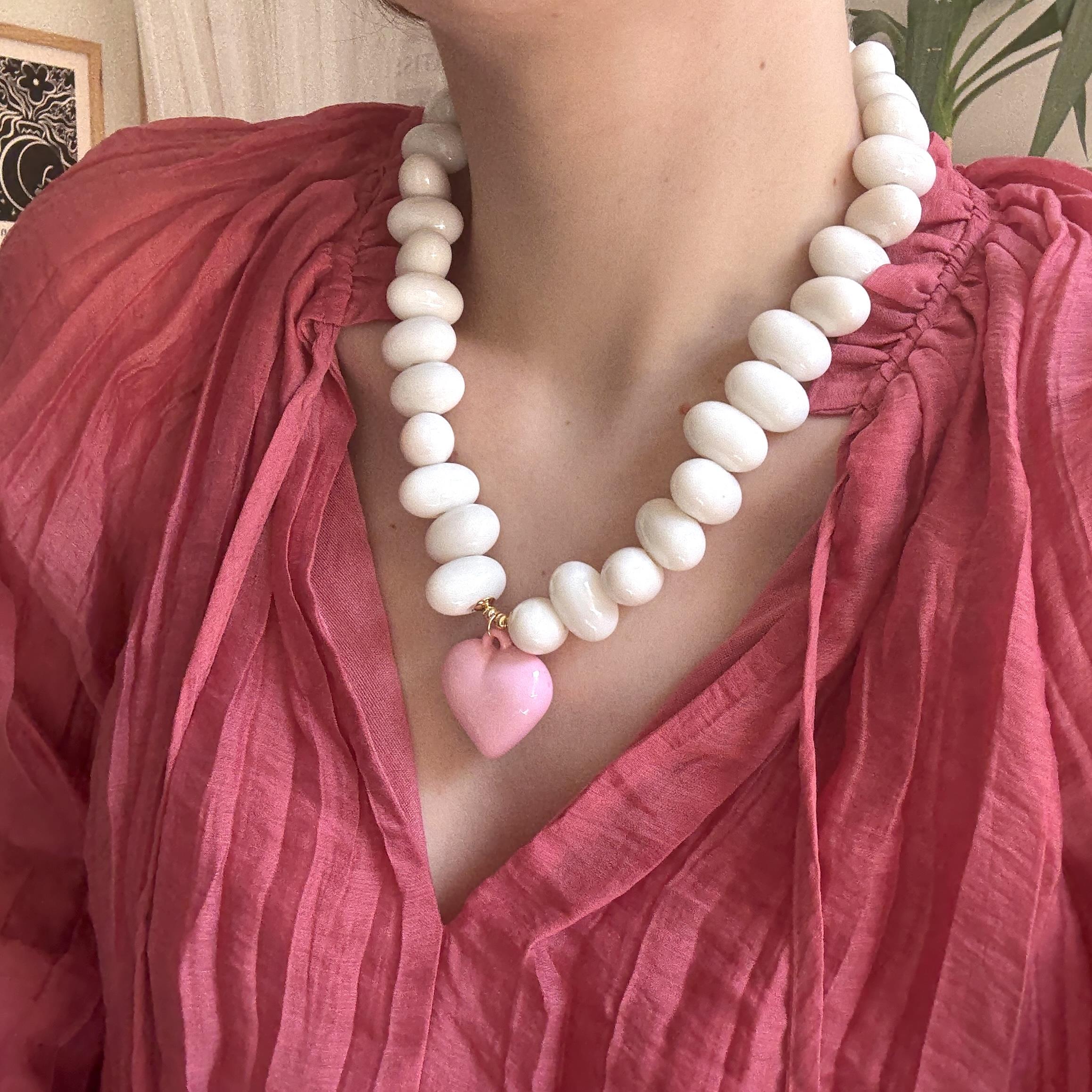 Beyaz Boncuklu Pembe Bombe Kalp Kolye