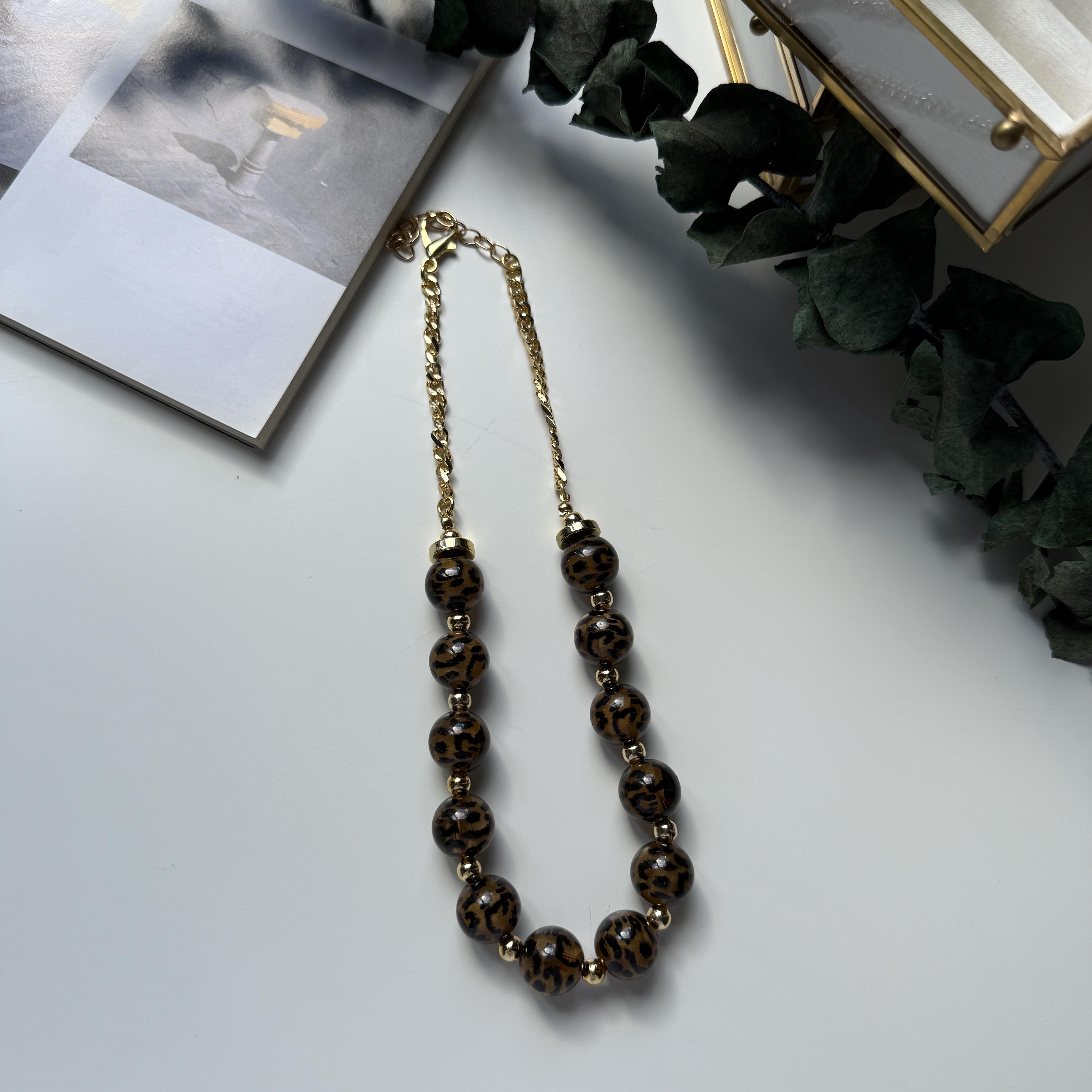 Gold Detaylı Kahverengi Top Leopar Kolye