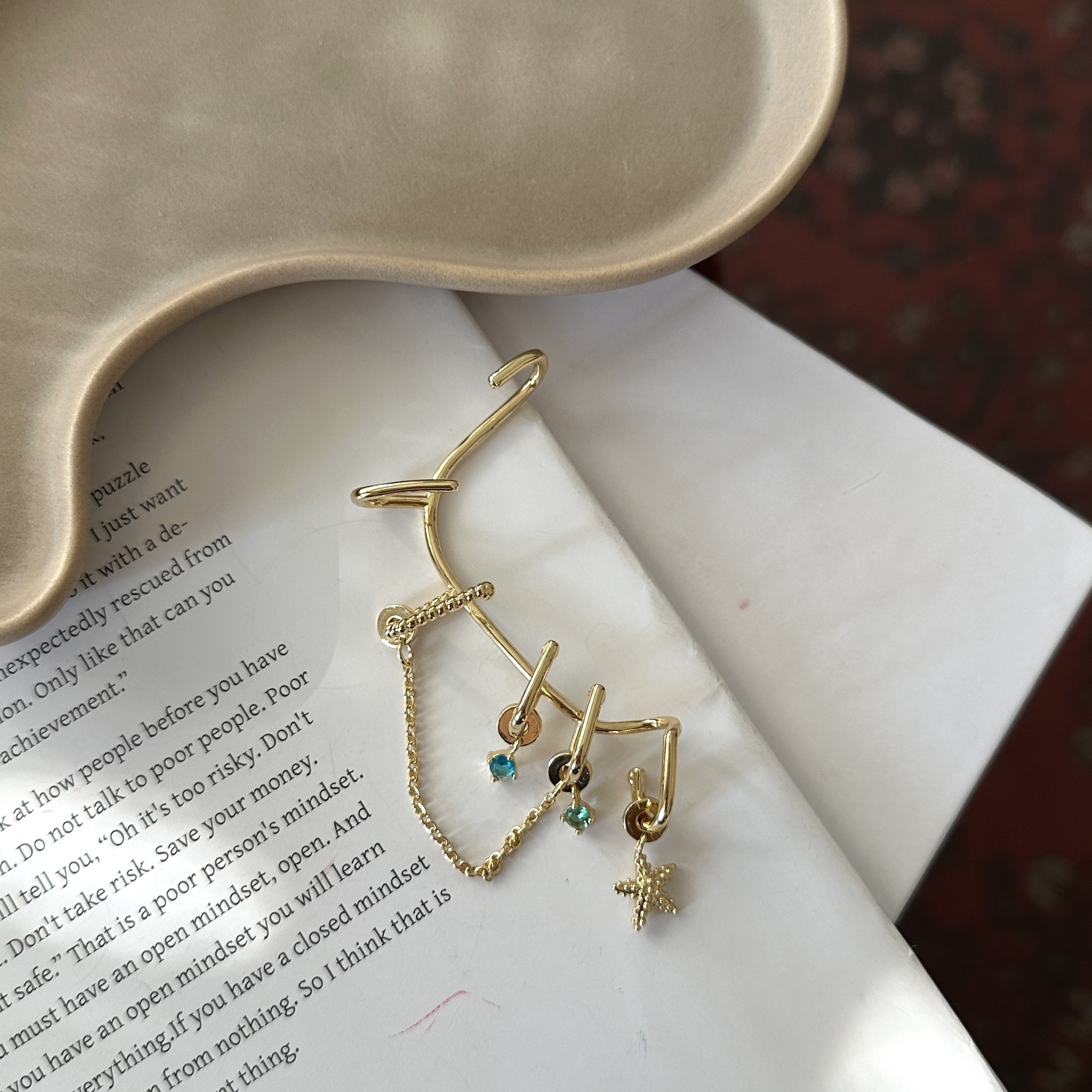 Gold Mavi Taşlı Charmlı Earcuff Küpe
