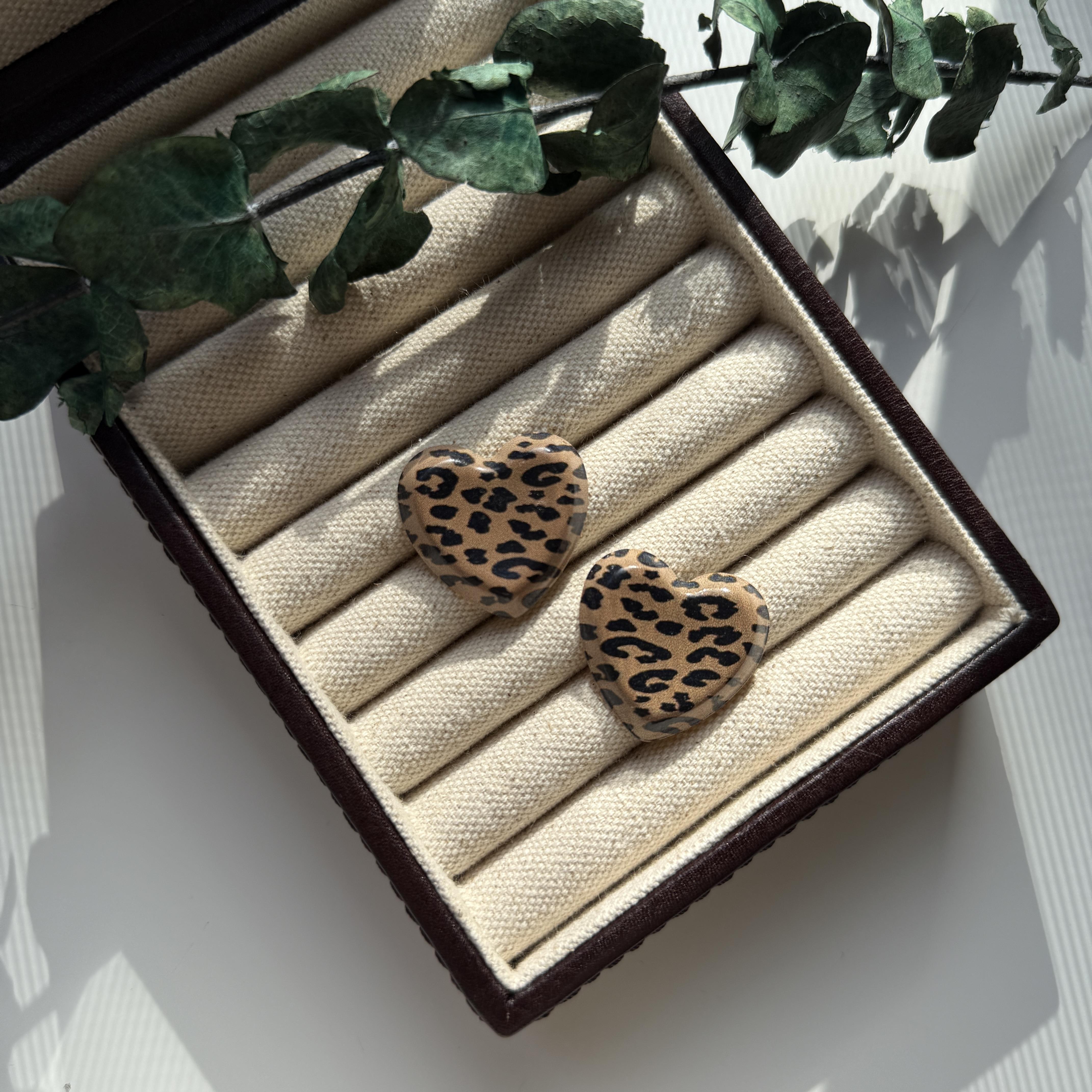 Kahve Leoparlı Kalp Küpe