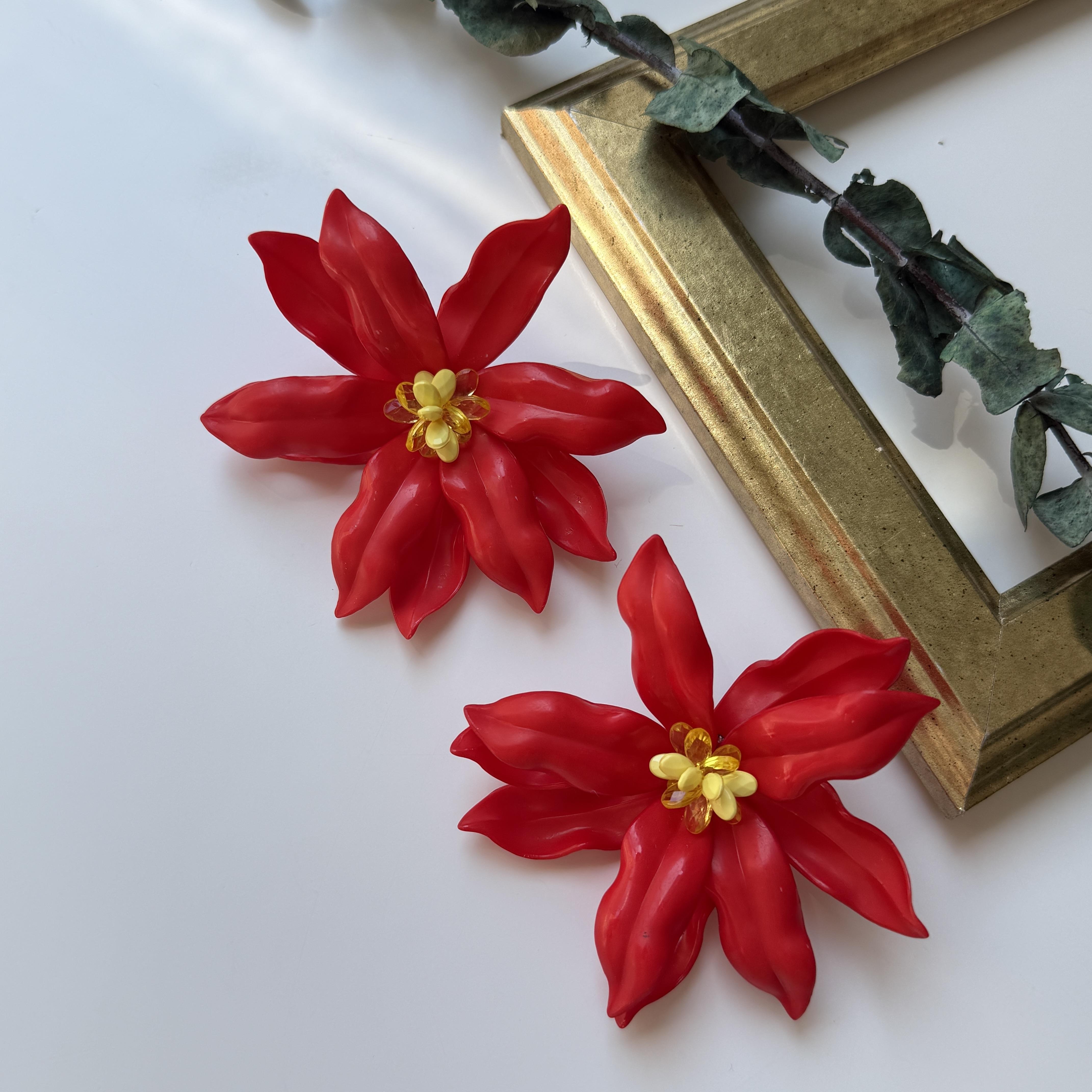 Kırmızı Boncuklu Çiçek Küpe