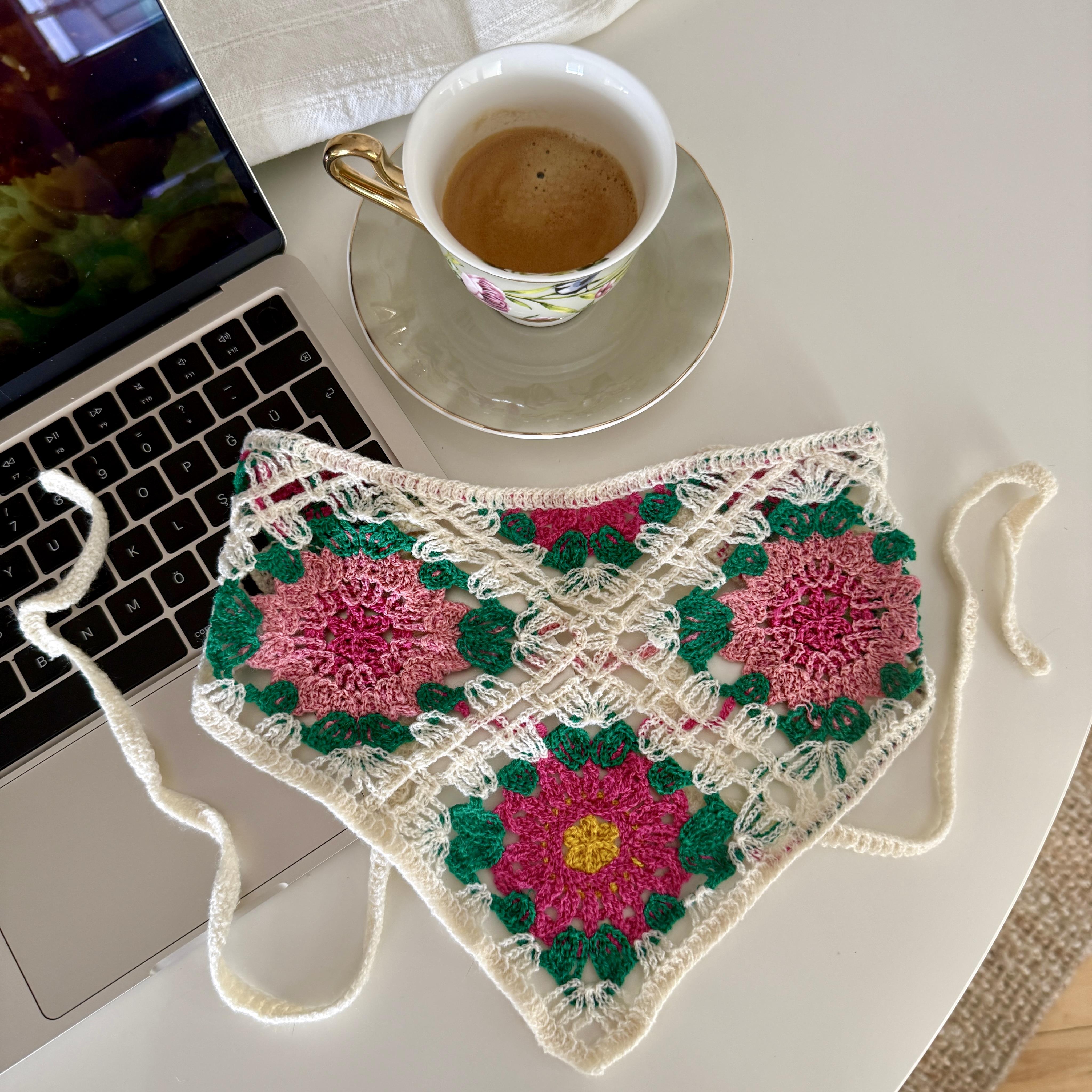 Renkli Çiçekli Örgü Üçgen Bandana